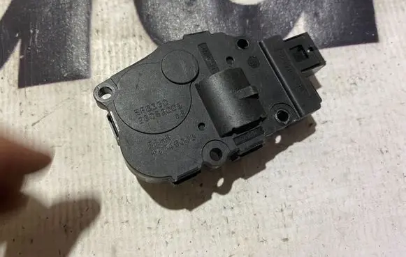 Mercedes-Benz C AMG W204 Air flap motor/actuator 410475520