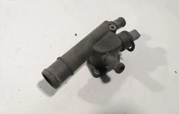 Volkswagen PASSAT B6 Engine coolant pipe/hose 038121132D