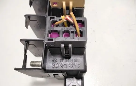 Volkswagen PASSAT B5.5 Fuse module 8L0941822A 896083000