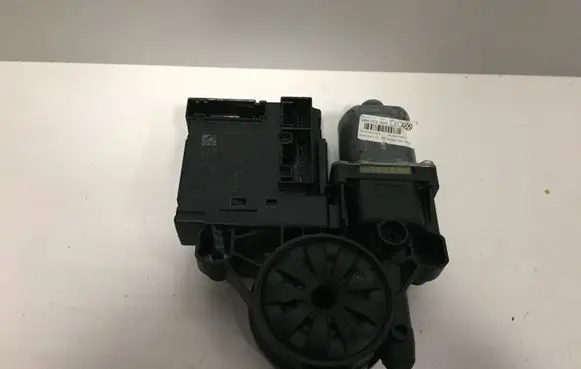 Volkswagen PASSAT B7 Front door window regulator motor 3C0959792C