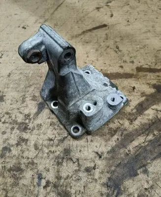 Toyota Auris E180 Engine mounting bracket