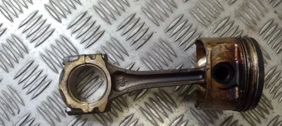 KIA Rio Piston with connecting rod A3E