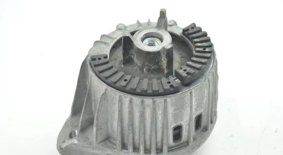 Mercedes-Benz CLS C218 X218 Engine mount bracket A2042404817