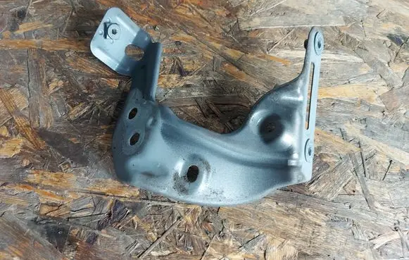 Volkswagen Golf Sportsvan Fender mounting bracket 510821135C