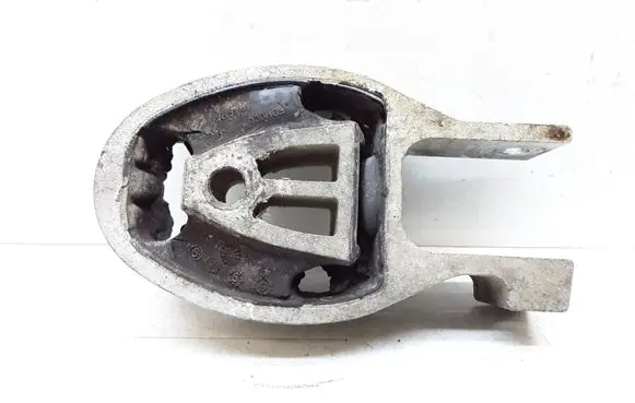 Volvo V70 Engine mount bracket 30671248 6G916P082