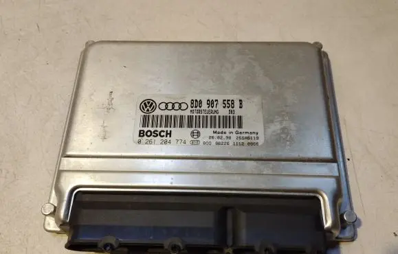 Volkswagen PASSAT B5 Engine control unit/module 8D0907558B 0261204774
