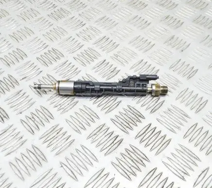 BMW M4 F82 F83 Fuel injector 7639994