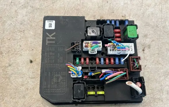 Nissan Juke I F15 Fuse module 284B71TX2B 50Y312F00 8321001737
