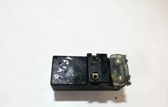 Volkswagen PASSAT B4 Coolant fan relay 357919506a 898719000