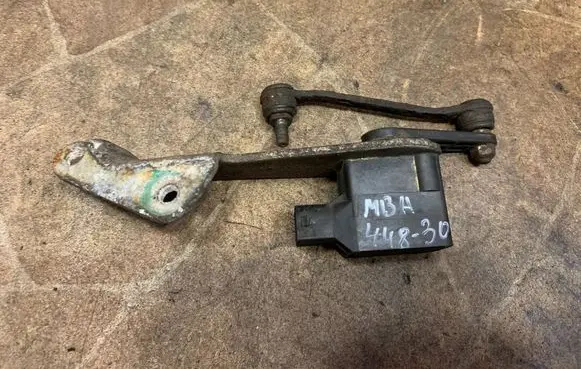 Mercedes-Benz SLK R171 Rear air suspension level height sensor A0025428818