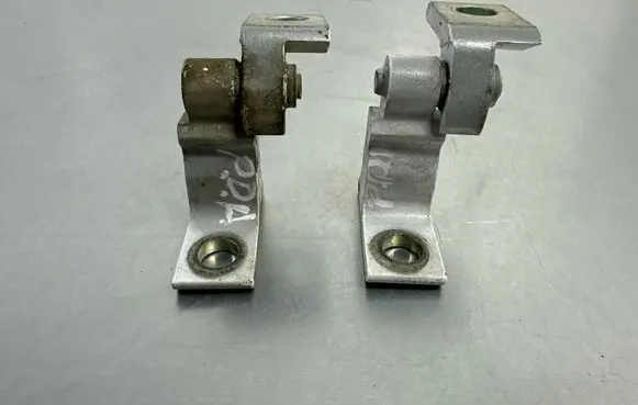 Volkswagen Tiguan Front door upper hinge 8X0831404E