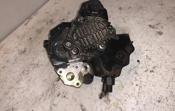 Volvo S80 Fuel injection high pressure pump 8689590
