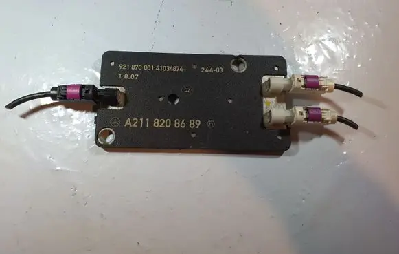 Mercedes-Benz CLS C219 Aerial antenna amplifier A2118208689