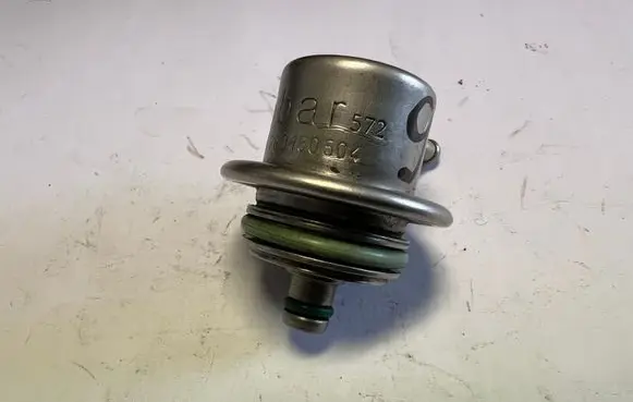 BMW 3 E36 Fuel pressure regulator 0280160504