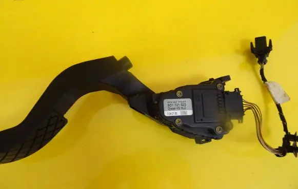 Audi A6 S6 C5 4B Accelerator throttle pedal 8D1721523