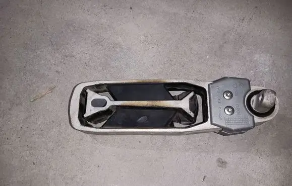 Volvo XC90 Engine mount bracket 31430195