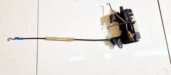 Opel Zafira B Front door lock 13210748