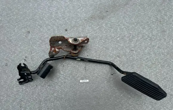 Mitsubishi Pajero Accelerator throttle pedal MR112951 MB599226