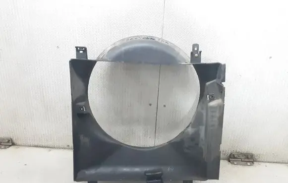 Radiator cooling fan shroud