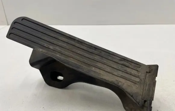 Volkswagen Tiguan Accelerator throttle pedal 65101011