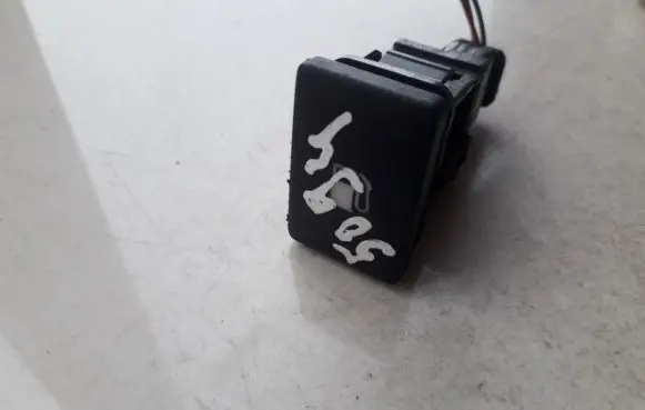 Toyota Avensis T270 Fuel tank opening switch 15C252