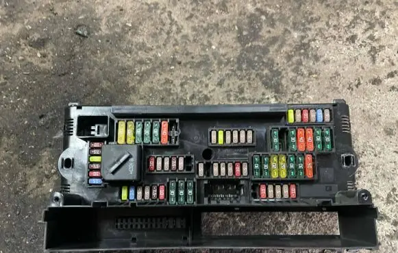 BMW 5 F10 F11 Fuse module 9252815 02935984 317033442