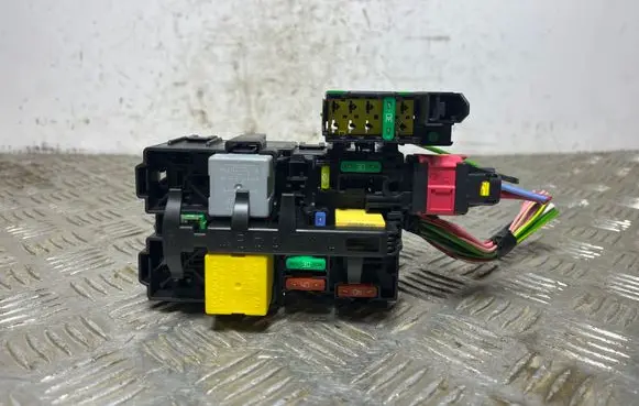 Peugeot 5008 II Fuse module 9806192580