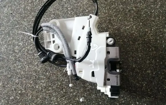 Fiat 500X Rear door lock 52071197