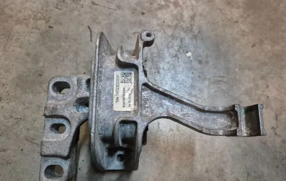 Audi Q3 F3 Engine mount bracket 5Q0199262BK