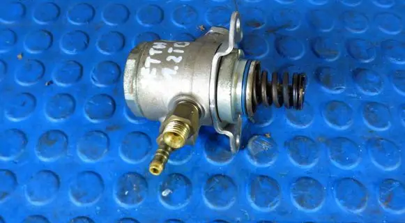 Volkswagen Jetta VI Fuel injection high pressure pump 03C127026P 080813 HFS03431L
