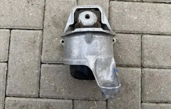 Engine mount vacuum valve