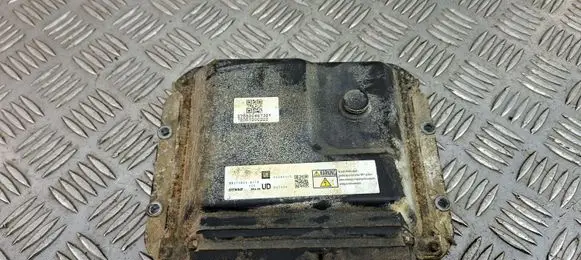 Opel Zafira B Engine control unit/module 55590117