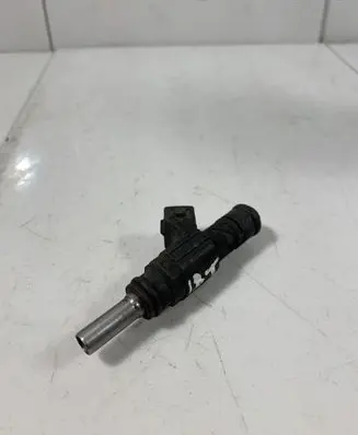 Volkswagen Golf IV Fuel injector 06B133551B