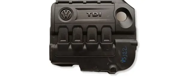 Volkswagen Golf VII Engine cover (trim) 04L103925Q