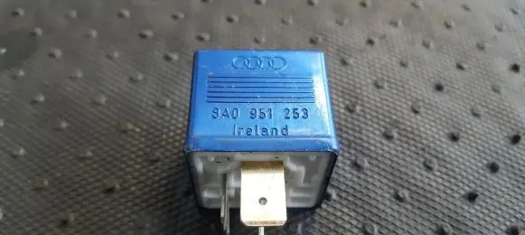 Volkswagen PASSAT B5.5 Other relay 8A0951253 899587