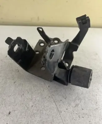 Toyota Yaris Engine mounting bracket