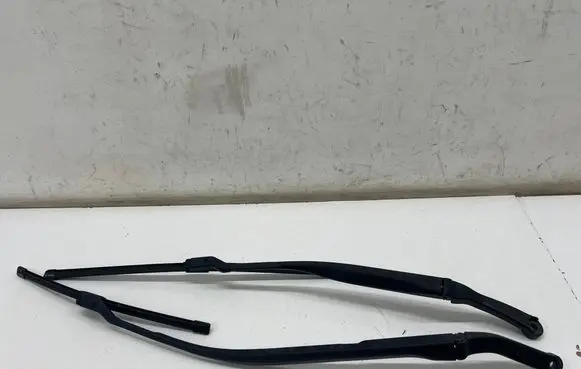 Front wiper blade arm