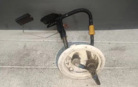 BMW 5 E60 E61 Fuel level sensor 6765849