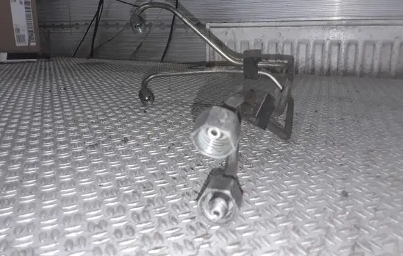 Fuel injector supply line/pipe