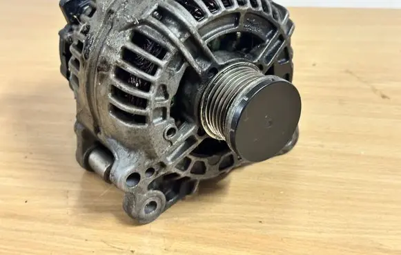 Volkswagen Golf Plus Generator/alternator 03C903023A