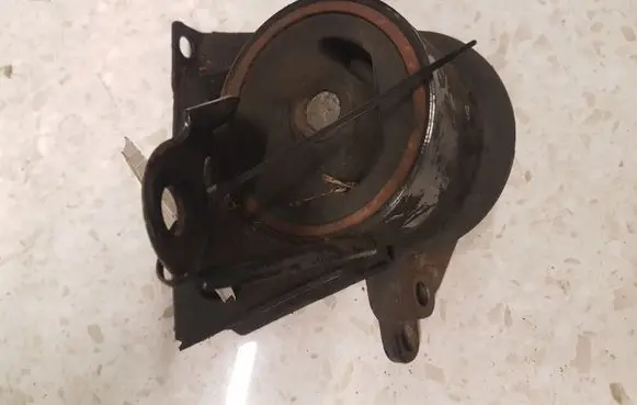 Nissan X-Trail T30 Engine mount bracket RN62490LB