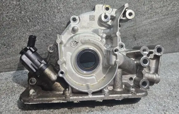 Volkswagen Golf VII Oil pump 05E115109