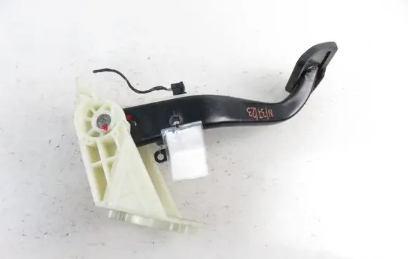 BMW X1 E84 Brake pedal 6798596