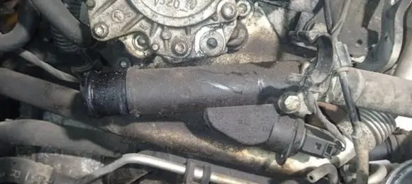 Volkswagen PASSAT B6 Engine coolant pipe/hose 038121132G