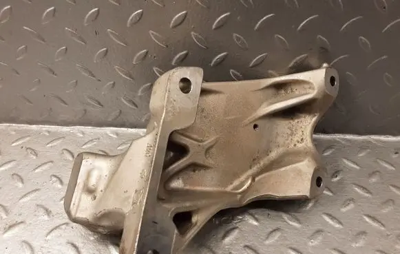 Mercedes-Benz C AMG W205 Engine mounting bracket A1772230104 1772230104
