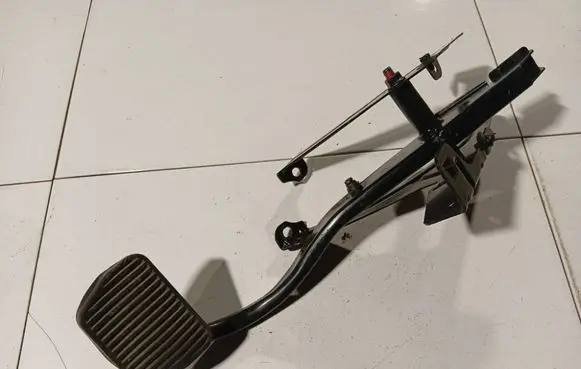 Volvo XC70 Brake pedal 