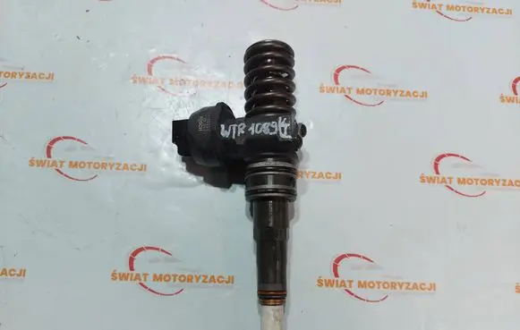 Volkswagen Golf VI Fuel injector 038130073BN