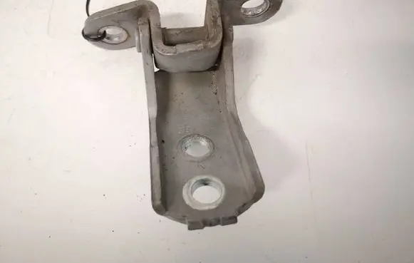 Toyota Avensis T270 Front door upper hinge