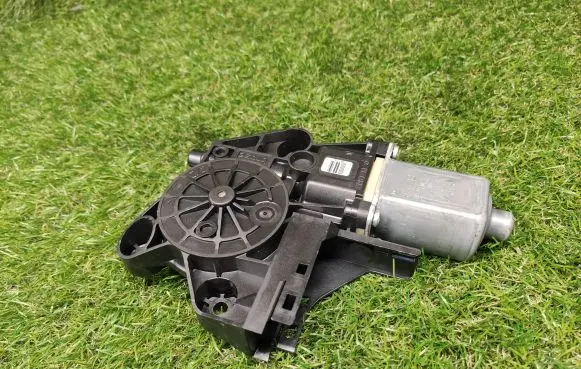 Ford Focus Front door window regulator motor 4M5T14553