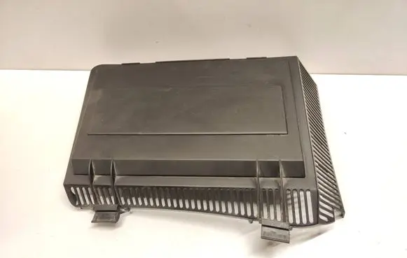 BMW 5 E39 Air filter box cover 8379626
